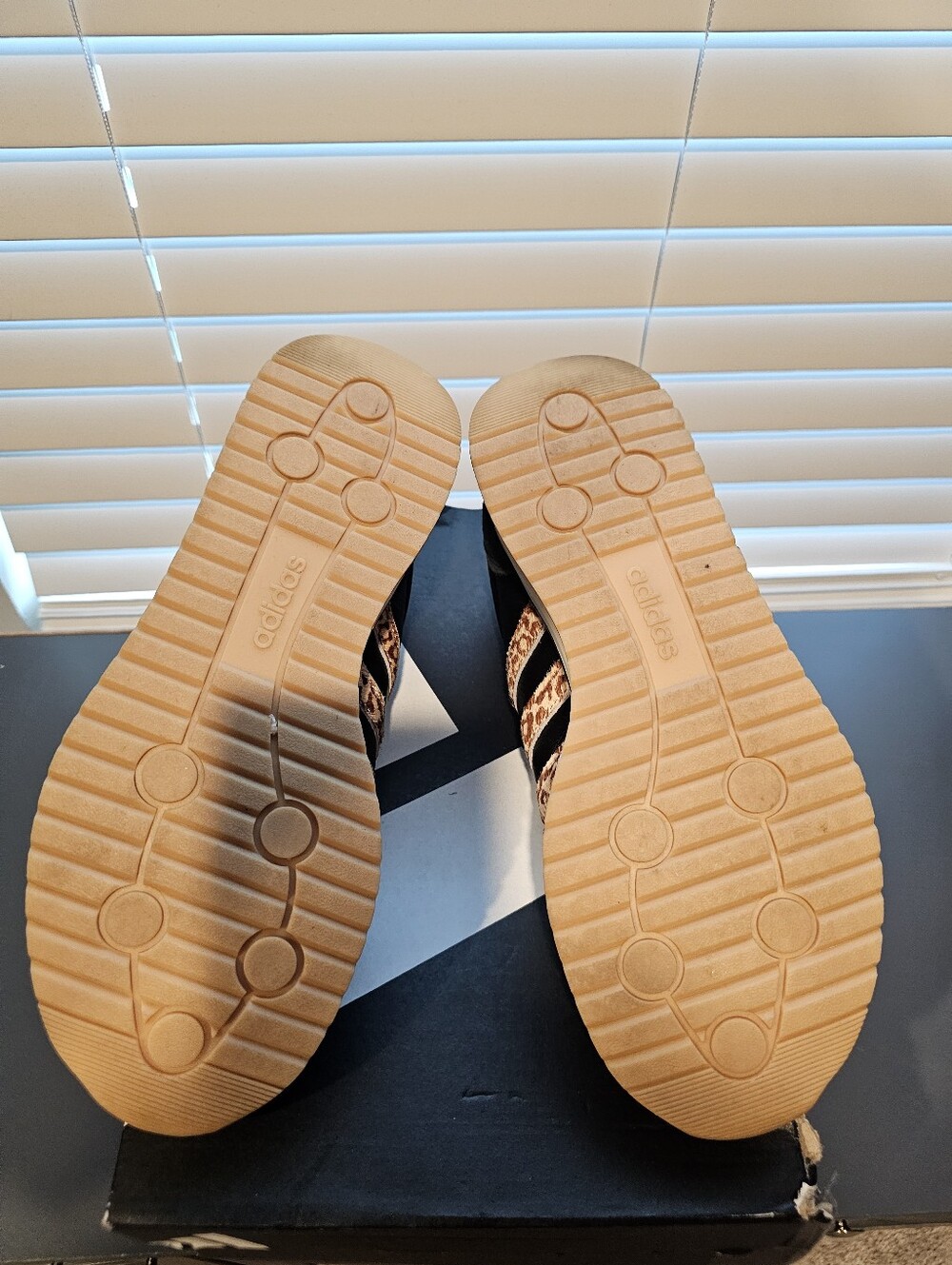 Adidas Run 70s 2.0 Suede/Cheetah Low Sneakers Size US Women 10.5/ Men 9.5 (NEW) - Picture 5 of 6